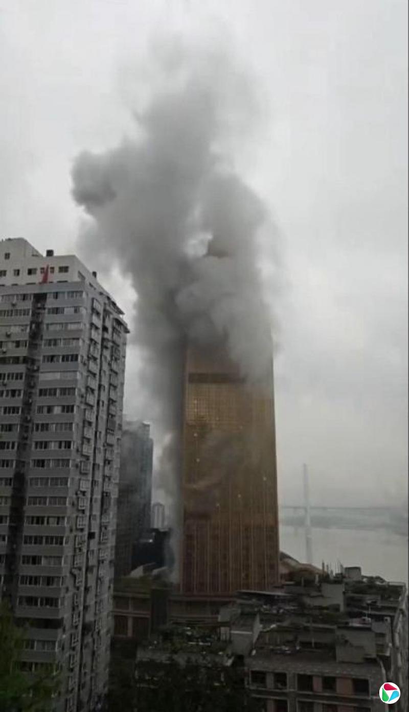 重庆一高楼冒浓烟 消防:酒店洗衣房起烟无伤亡