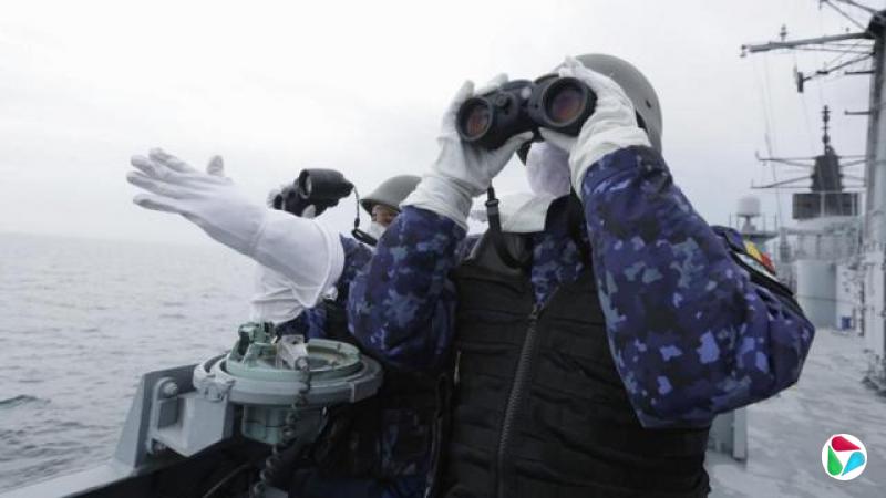 罗马尼亚海军巡防舰“费迪南国王号”上的两名罗马尼亚海军军官,在黑海举行的北约海上演习“海盾 26”期间,监控火炮实弹射击的目标。