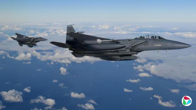资料图片:两架美军F-15战机在英伦海峡上空巡逻