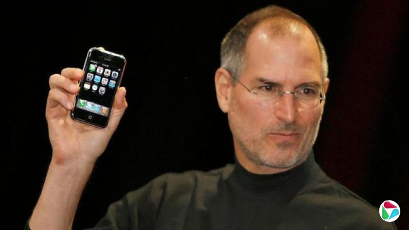 面带微笑的乔布斯在旧金山 Macworld 大会上展示 iPhone 原型机(9/1/2007)