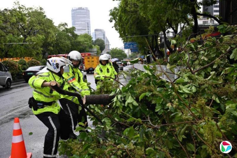 广东多地暴雨 强对流天气明起减弱