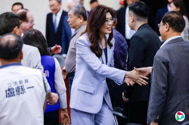 郑丽文访陆 民进党吁勿出卖台湾
