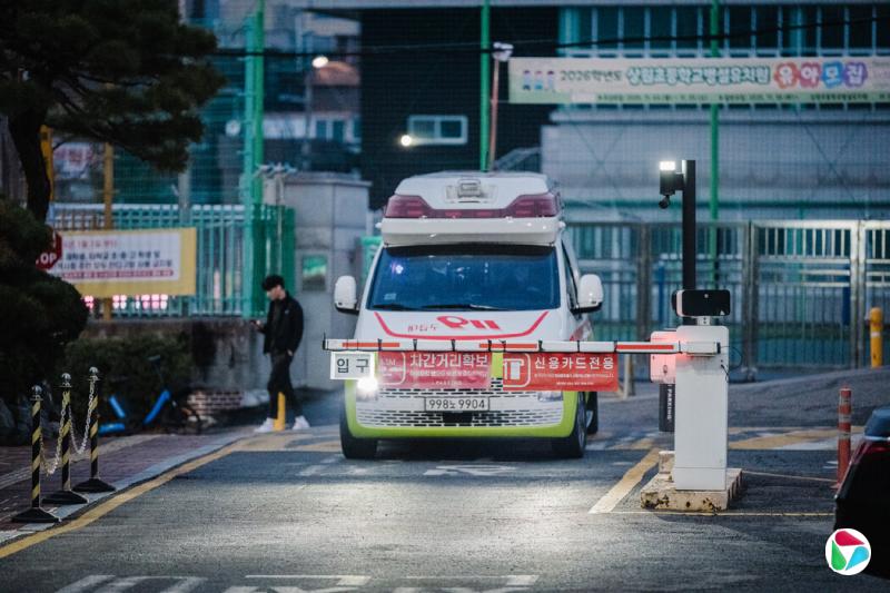 急救人员必须先致电医院并获得接收许可后才能前往。他们可能会被多家急诊室拒绝。