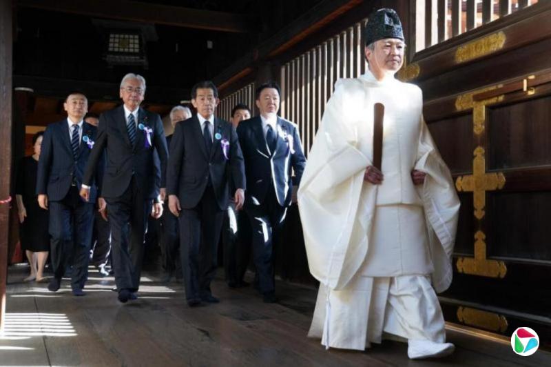 高市早苗向靖国神社献祭祀费 内阁一大臣参拜