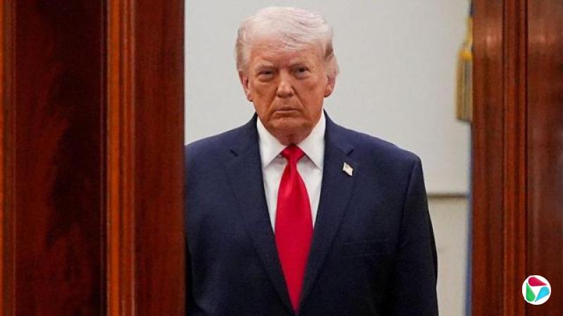 美国总统特朗普于2026年4月1日(星期三)晚间,抵达华盛顿白宫的十字厅(Cross Hall),向全国发表黄金时段演说