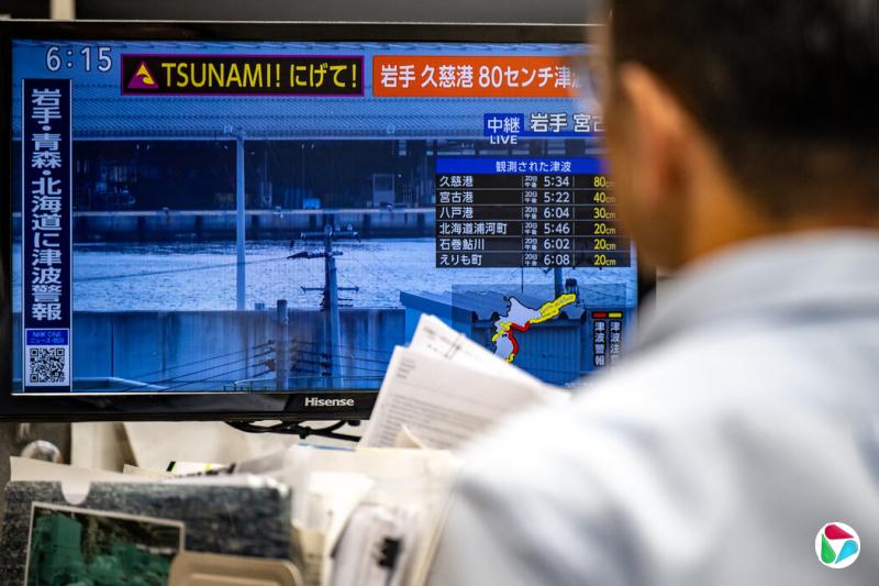 周一地震后,日本电视上播出的海啸预警画面。