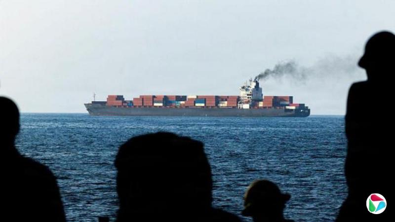 这张由美国中央司令部提供的照片显示,美军在阿拉伯海“图斯卡”号货轮附近巡逻。