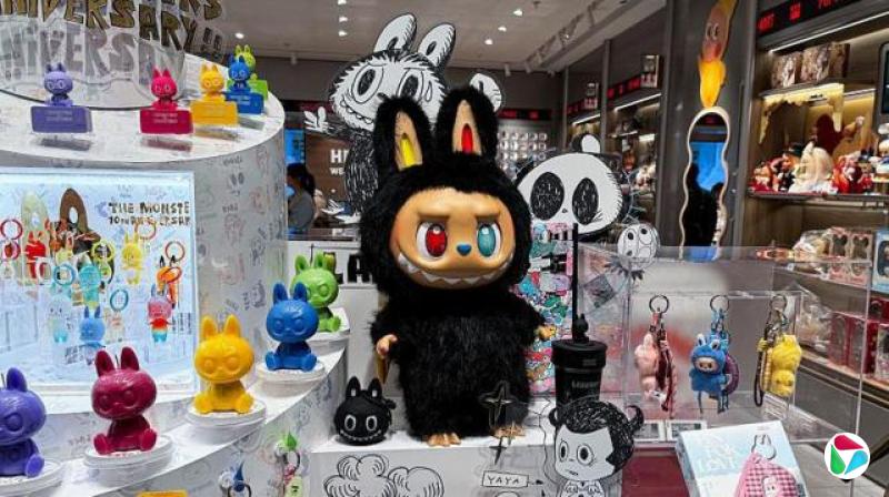 购物中心内一家泡泡玛特门店的景象。