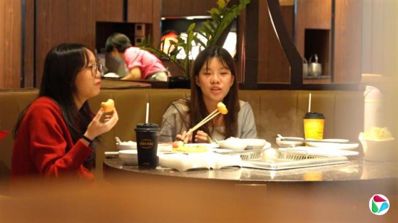 新加坡一家海底捞门店内,两名女性顾客正在吃火锅。