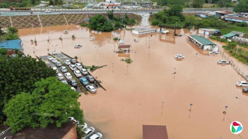 广西钦州10年最强降雨 近百辆私家车被淹