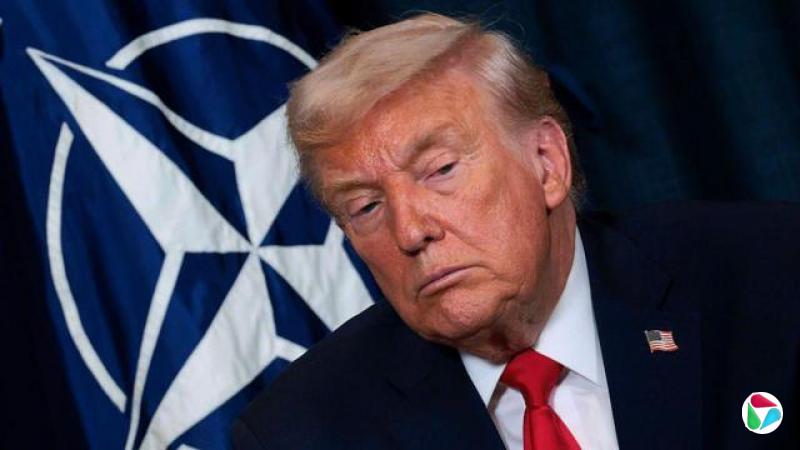 美国总统特朗普身穿深色西装、打着红色领带,背景可见北约旗帜