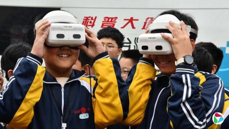 体验VR(虚拟实境)的学生