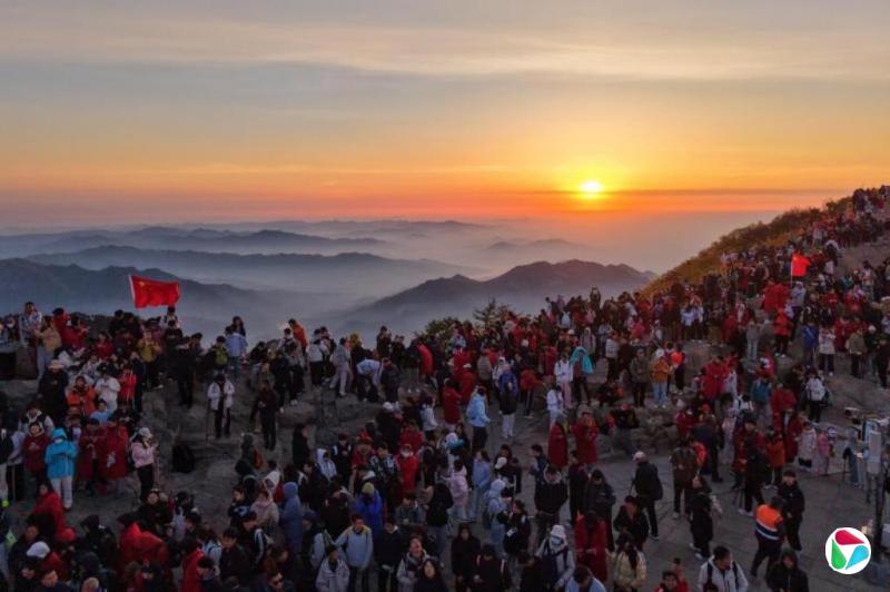 中国“五一”假期首日出行激增 或迎来客流最高峰