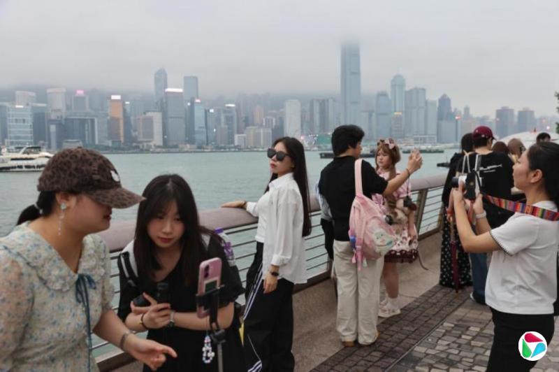 “五一”长假上百万陆客访港 利好旅游业也引发争议