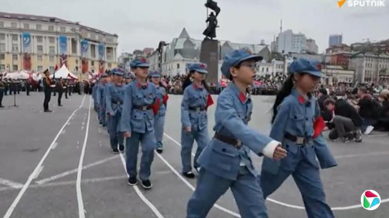 中国小学生参加海参崴阅兵游行引争议 分析指民间历史情结被刺激