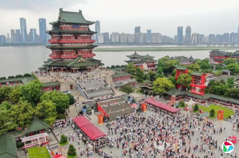 中国五一假期出游人数增长 但人均消费同比下降