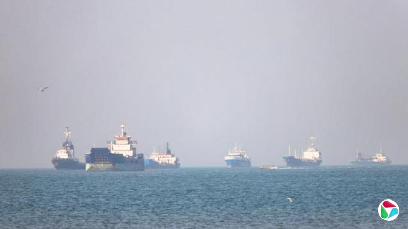 六艘不同类型和大小的船只在霍尔木兹海峡开阔的海面上航行,该海峡靠近伊朗的阿巴斯港。