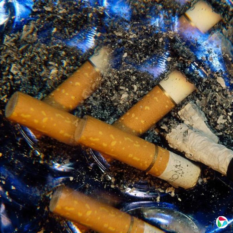 一堆烟蒂在烟灰缸中