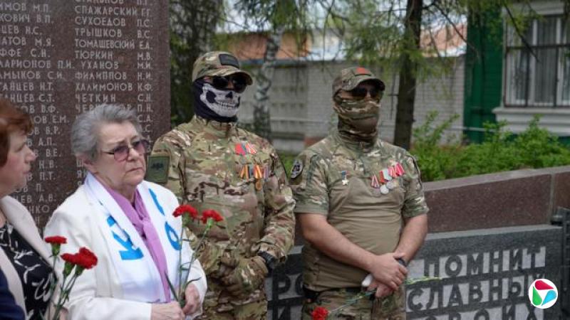 俄罗斯士兵在鲁布廖沃的胜利纪念仪式中