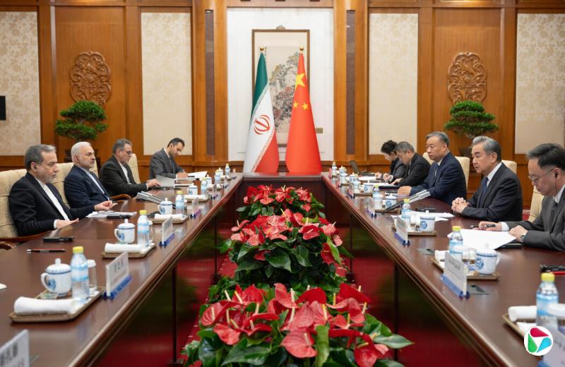 中国官方媒体提供的一张照片显示,本周中国与伊朗官员在北京会面。美国已敦促中国向伊朗施压,要求其重新开放霍尔木兹海峡。
