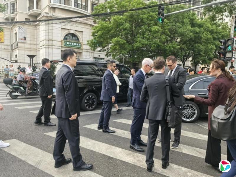 苹果CEO库克在特朗普下榻的四季酒店外接受安检