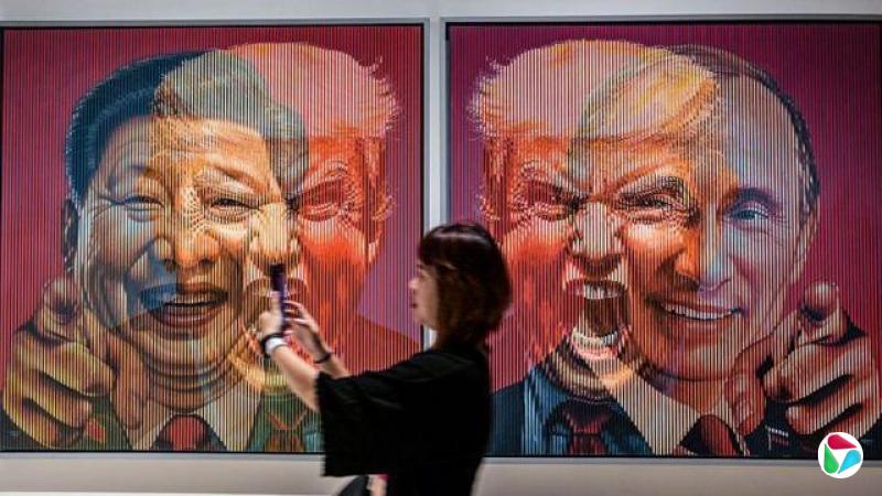 一名参观者于2025年8月2日在印尼泗水举办的ARTSUBS展览期间,站在格兰· 祖基菲里(Galam Zulkifli)的艺术装置旁,该装置描绘了三国领导人(从左至右):中国领导人、美国的唐纳德· 特朗普与俄罗斯的弗拉基米尔· 普京。