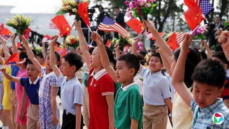 2026年5月14日,一群儿童在北京人民大会堂为美国总统特朗普举行的欢迎仪式进行排练。