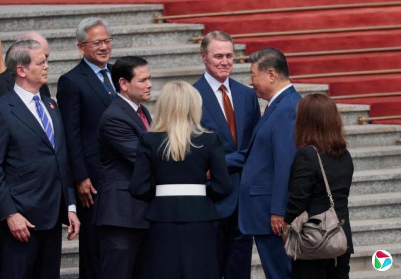 习近平与鲁比奥握手约三秒并相互点头致意