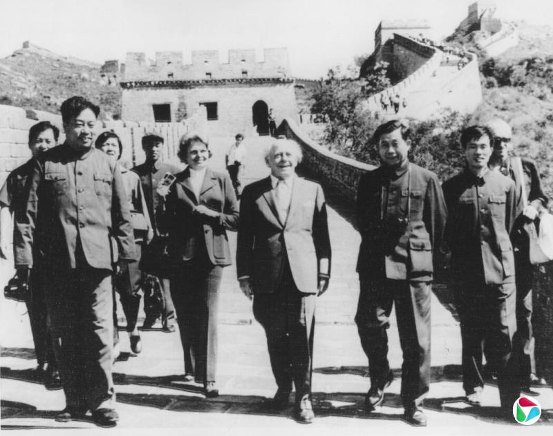 1973年,时任费城交响乐团指挥的尤金·奥曼迪(中)在长城游览。