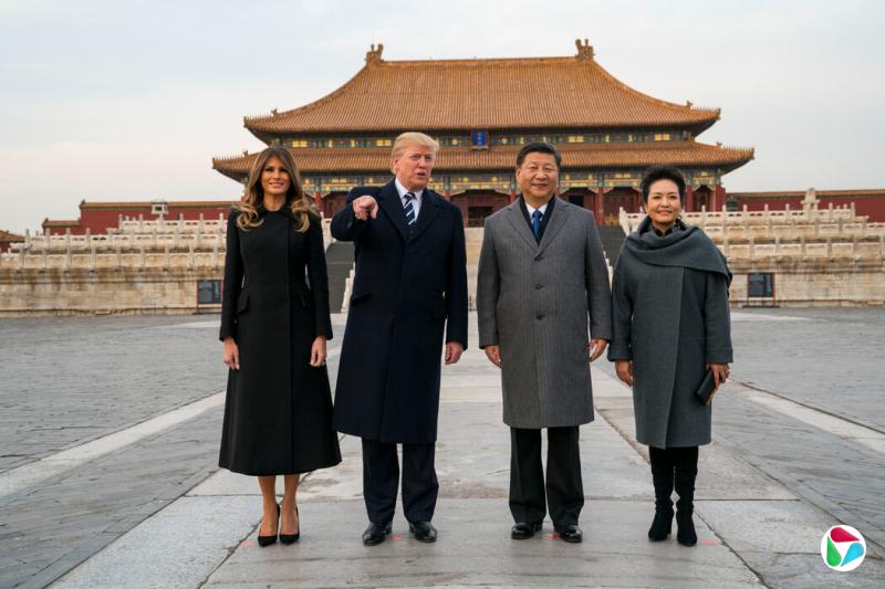 2017年,特朗普总统夫妇与同习近平及其夫人彭丽媛参观北京故宫留影。