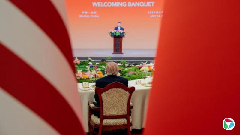 美国总统唐纳德·特朗普于2026年5月14日在中国北京人民大会堂出席国宴,坐在一旁,当时中国领导人正在发言。