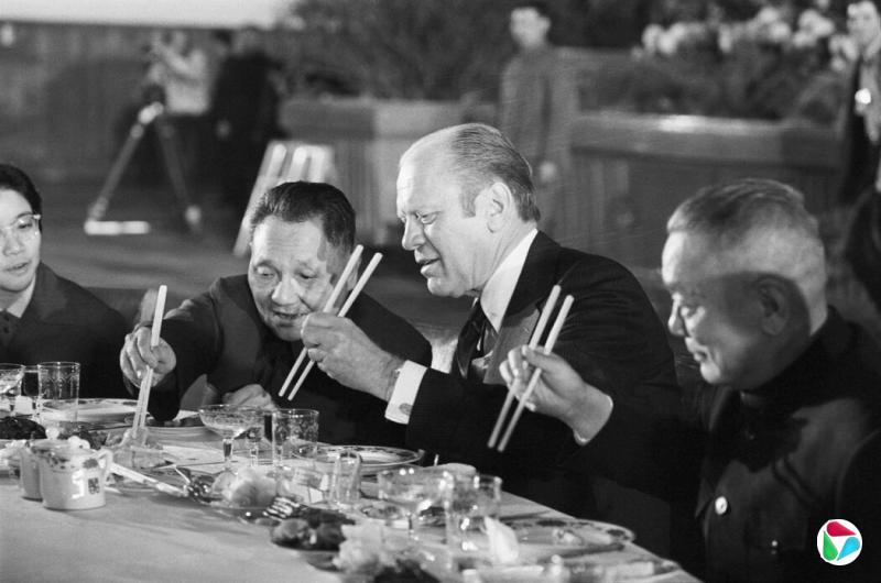 1975年,福特总统与中国副总理邓小平在北京共进晚餐。
