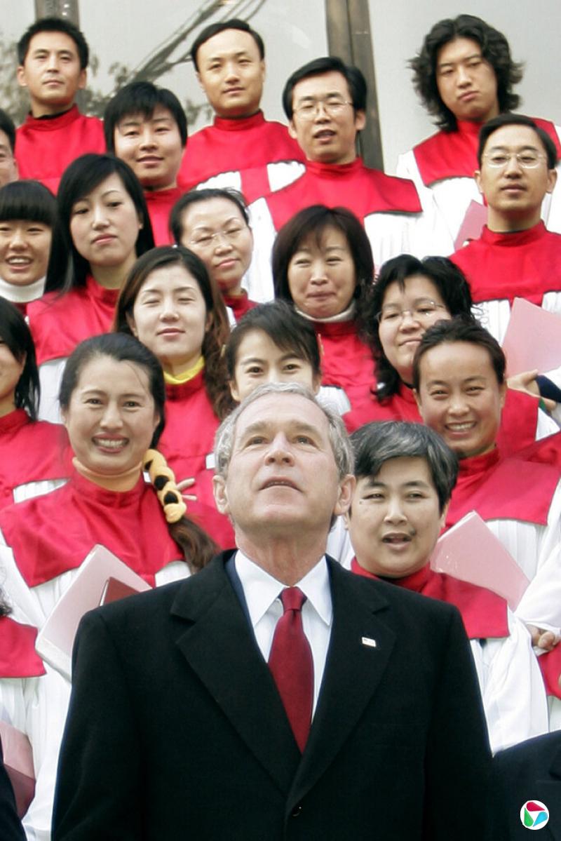 2005年,布什总统在北京参加教堂礼拜。