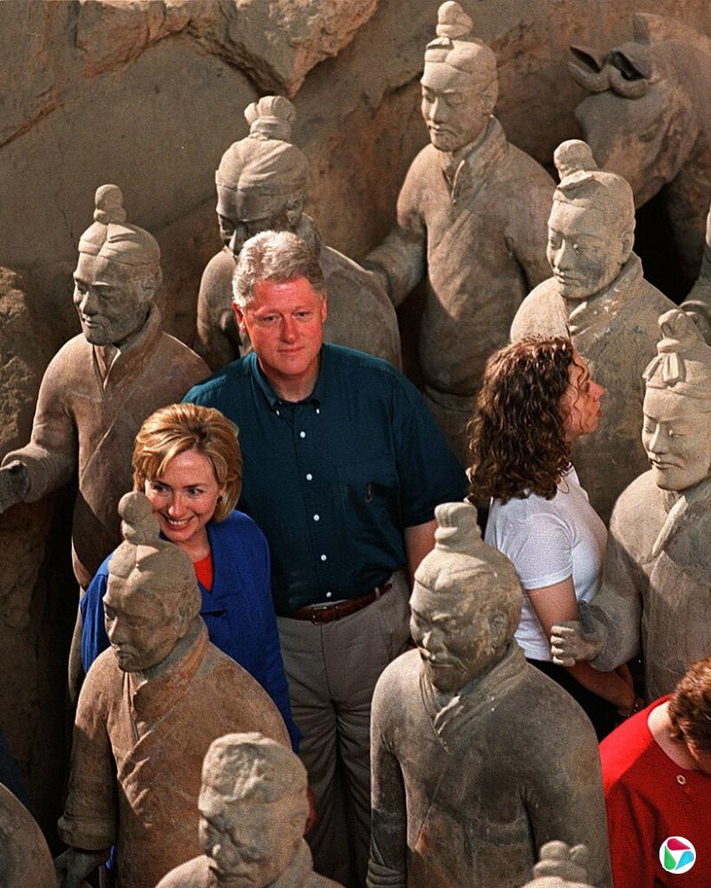 1998年,克林顿总统与妻子希拉里·克林顿及女儿切尔西一同参观兵马俑发掘现场。