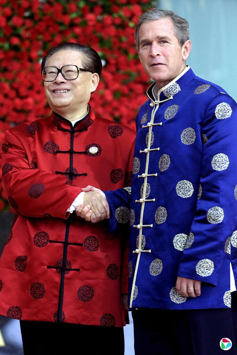 2001年,小布什总统在上海举行的亚太经合组织峰会上与江泽民握手。