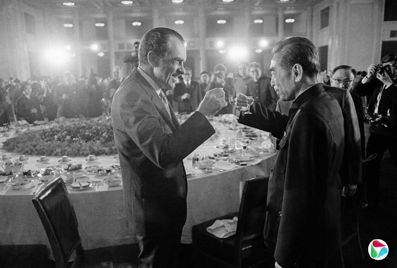1972年,尼克松在宴会上向中国总理周恩来敬酒。