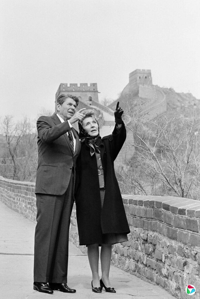 1984年,里根总统和第一夫人南希·里根参观中国长城。