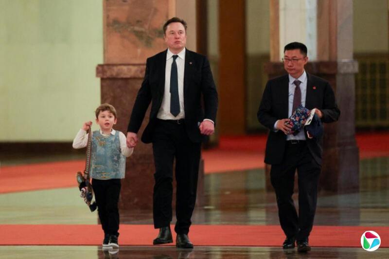 马斯克幼子穿新中式装扮网络走红 马甲虎头包为中国造