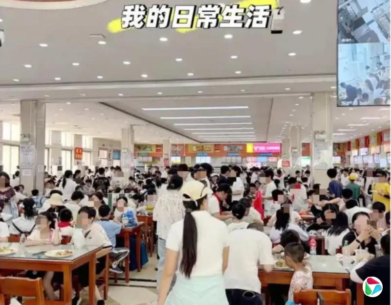 武汉大学开放校园博好感 本校生抱怨食堂“无座可坐”