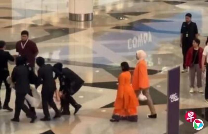中国女游客硬闯吉隆坡机场不成大闹 被女辅警抬走面控