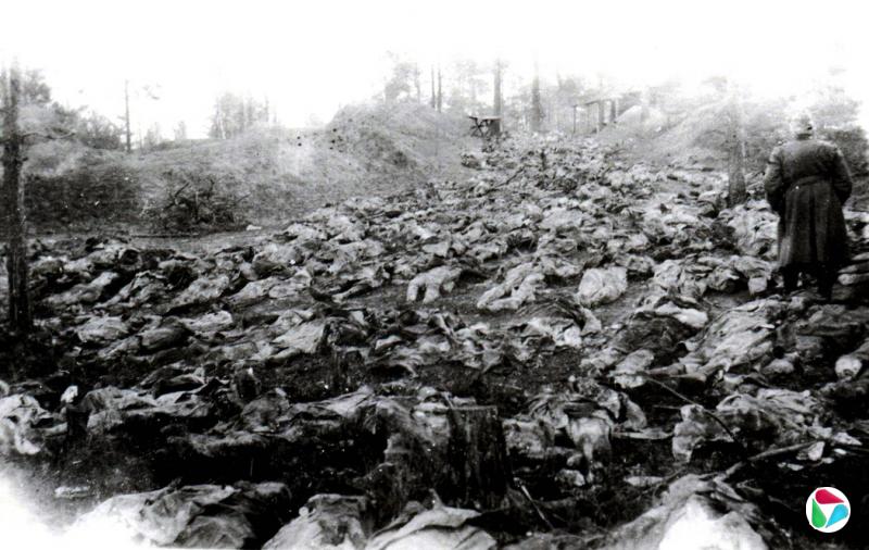 1943年,在卡廷森林的一处万人坑中进行挖掘工作,斯大林领导的内务人民委员部曾将约2.2万名被其杀害的波兰战俘的遗体抛弃于此。