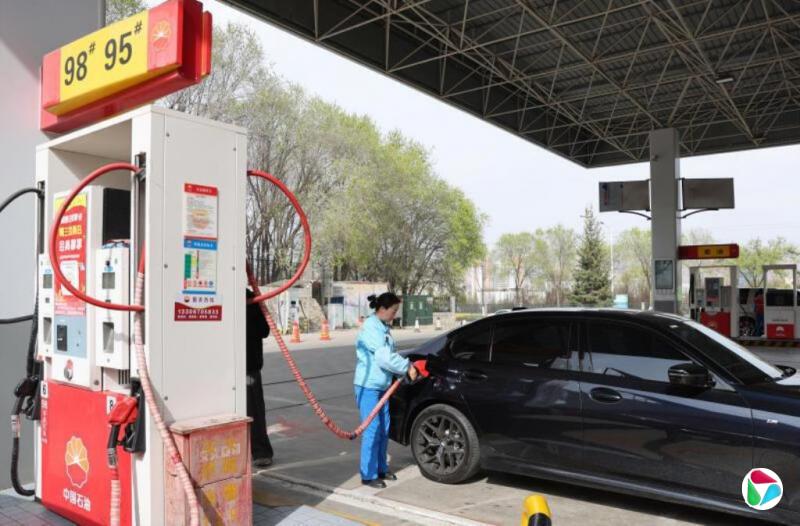 中国汽油柴油价格上调 92号加满50升多花3元人民币