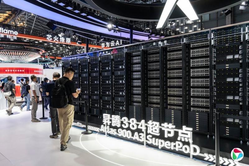 华为人工智能超级计算机去年在上海展出。中国官员已引导企业转向华为和寒武纪等本土芯片制造商。