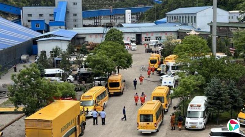 中国山西煤矿爆炸现场的空拍画面,可见多辆紧急救援车辆停泊在现场。
