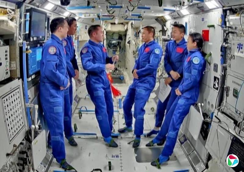 中国两组航天员交接空间站钥匙