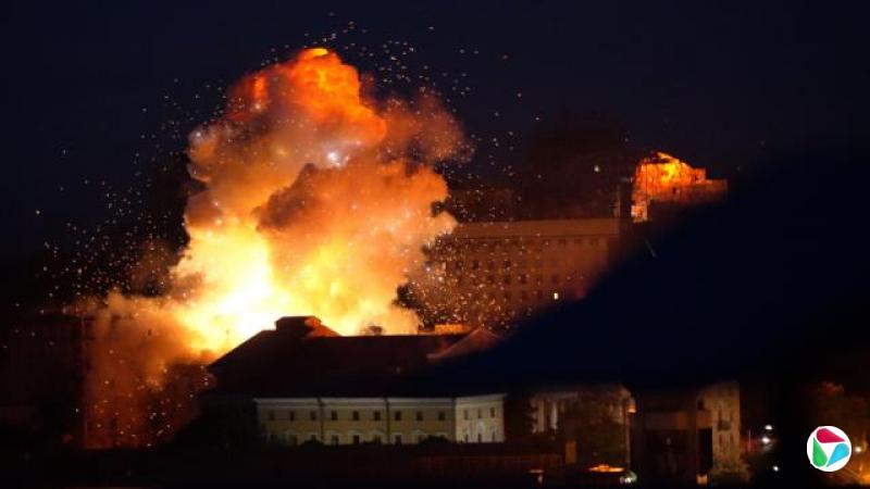基辅夜间一栋建筑物上空发生剧烈爆炸,火光冲天。