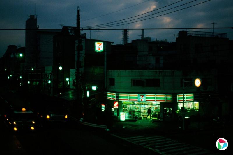 日本首家7-Eleven门店,摄于1988年。在铃木敏文的领导下,便利店开始重塑日本人的日常生活。