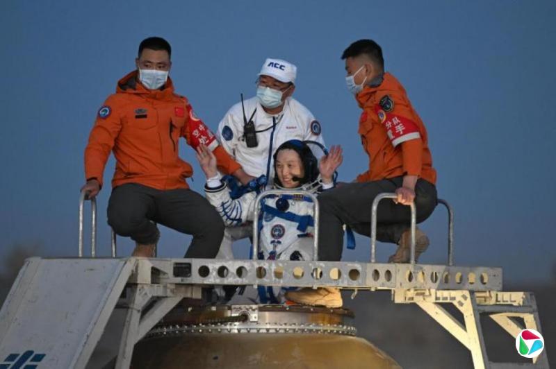 神舟21乘组成功返回地球