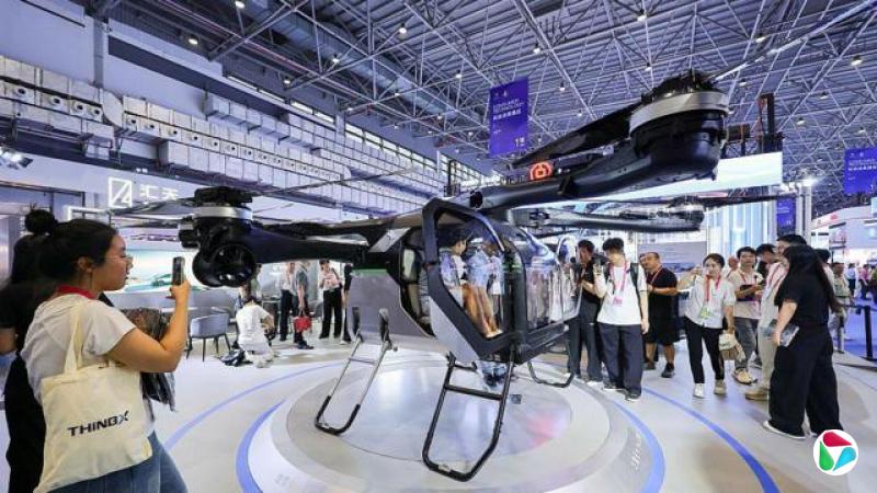小鹏汽车研发的“陆地航空母舰”飞行汽车正在展出