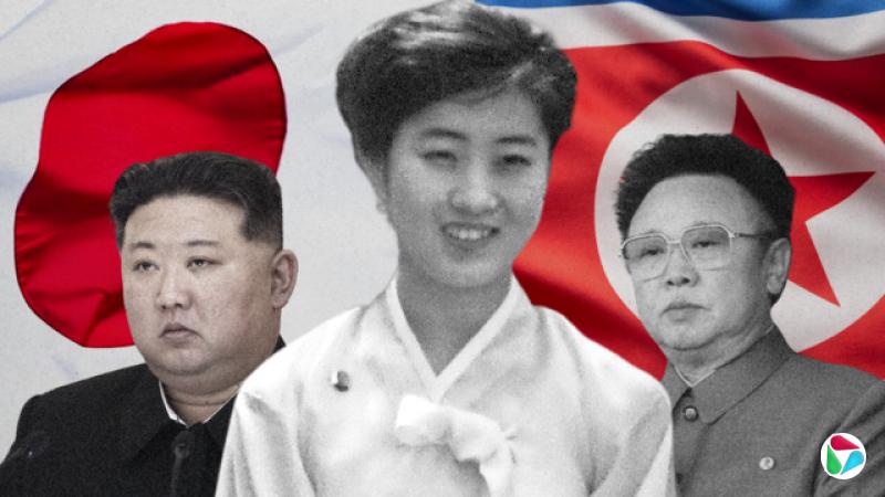 照片中央是年轻的高英姬,左边是金正恩,右边是金正日。三人身后分别是日本国旗(左)和朝鲜国旗。